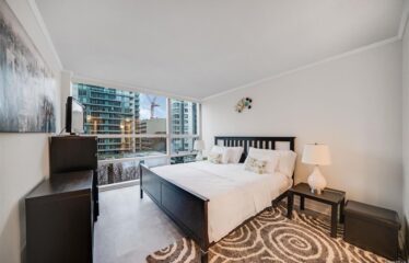 Exquisite Furnished 2 Bedroom at Wall Center Downtown!