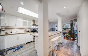 Exquisite Furnished 2 Bedroom at Wall Center Downtown!