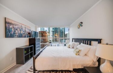 Exquisite Furnished 2 Bedroom at Wall Center Downtown!