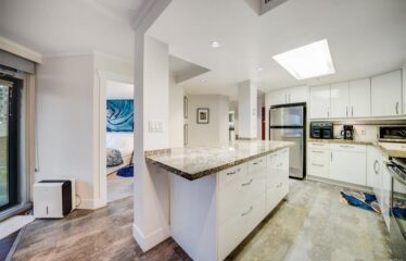 Exquisite Furnished 2 Bedroom at Wall Center Downtown!