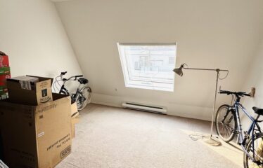 Kitsilano – Spacious 1-Bedroom Unfurnished Suite ** pet friendly *