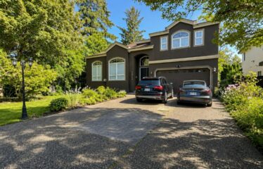Executive 5 Bedroom Full House in the heart of Surrey – Bear Creek